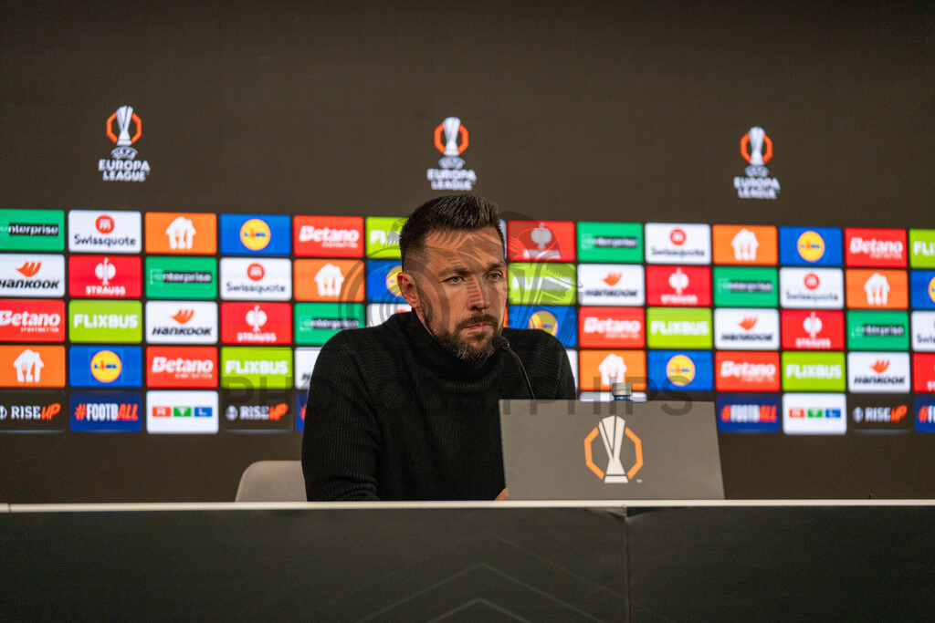 VfB Stuttgart vs. FC Porto, Fussball, Europa League, Achtelfinale, Hinspiel, 12.03.2026 | Francesco Farioli (Trainer FC Porto) bei der Pressekonferenz,VfB Stuttgart vs. FC Porto, Fussball, Europa League, Achtelfinale, Hinspiel, 12.03.2026Foto: photosbyphips/Philip Ziegler