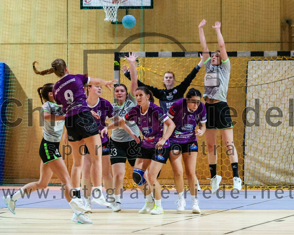 2023-11-11_036_SpVgg_Altenerding_gegen_TSV_Simbach_II | Erding, Deutschland, 11.11.2023:
Handball, Bezirksliga Frauen Altbayern 2023 / 2024, 5. Spieltag, SpVgg Altenerding II gegen TSV Simbach II, Endergebnis: 31:28

Elisabeth Bauschmid (SpVgg Altenerding, #9), Elena Sommer (SpVgg Altenerding, #4), Grit Kschischow (SpVgg Altenerding, #2), Susanne Webersberger (TSV Simbach, #23), Michelle Gruber (SpVgg Altenerding, #7)

Foto: Christian Riedel / fotografie-riedel.net