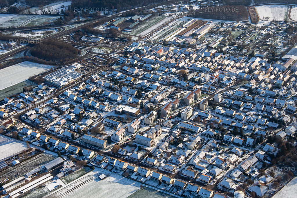Luftbild: Röntgenstraße im Winter bei Schnee in Kandel im Bundesland Rheinland-Pfalz in Deutschland. Foto: IMG_135403.jpg vom 16.12.2022 durch Werner Riehm/FLY-FOTO.de