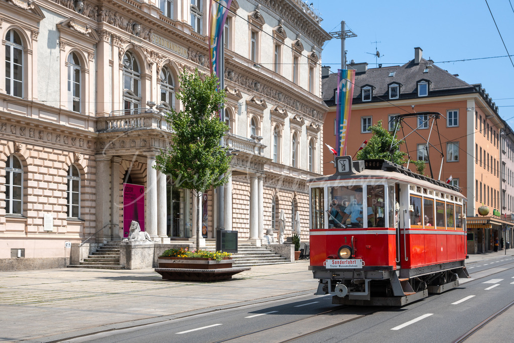 Straßenbahn | Triebwagen 1 vor dem Landesmuseum