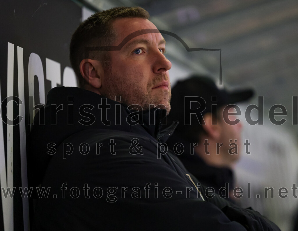 2025-12-23_050_TSV_Erding_gegen_Heilbronner_Falken | Erding, Deutschland, 23.12.2025:Eishockey, Oberliga Süd 2025 / 2026, 29. Spieltag, TSV Erding gegen Heilbronner Falken, Endergebnis: 5:4Sportlicher Leiter David Whitney (Erding Gladiators)Foto: Christian Riedel / fotografie-riedel.net