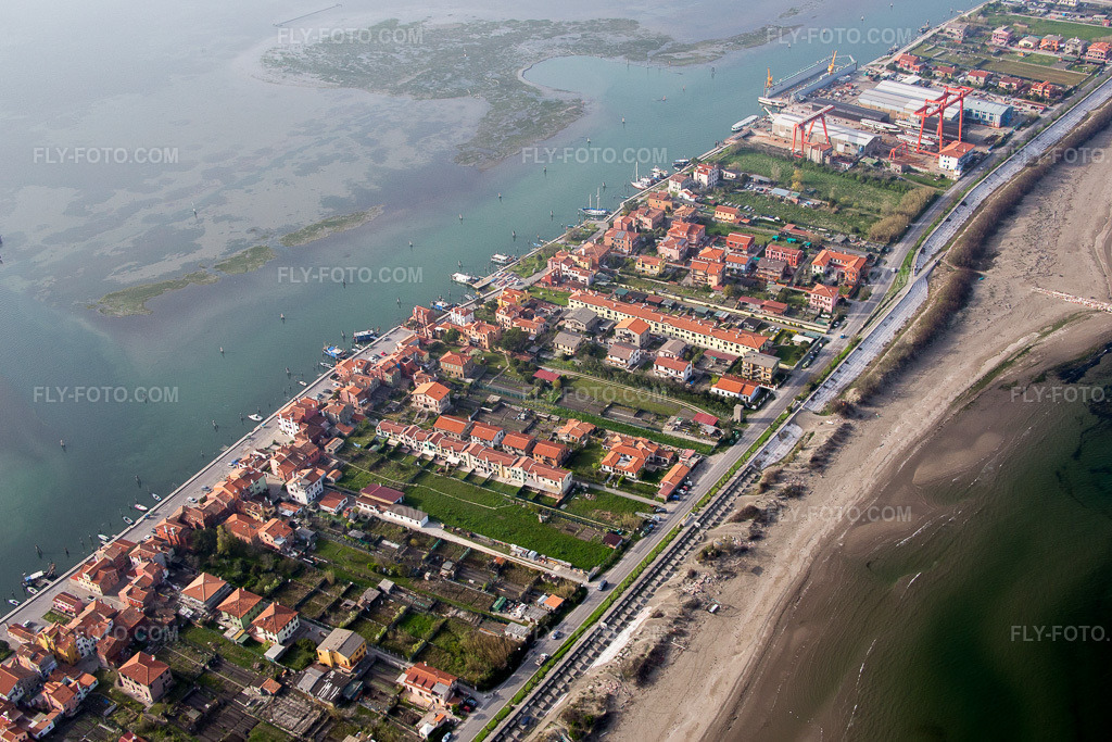 Aerial view: View of the town in Sant'Antonio in the state Veneto, Italy. – Photo: IMG_087455.jpg taken on 04/06/2016 by Werner Riehm/FLY-FOTO.com – Resolution of the original: 5073 x 3382 px