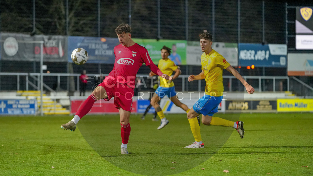 Fußball, Herren, Saison 2025/2026, Regionalliga Nordost, 17. Spieltag, FSV 63 Luckenwalde vs. ZFC Meuselwitz, Freitag 28.11.2025, Werner-Seelenbinder-Stadion Luckenwalde, | Fußball, Herren, Saison 2025/2026, Regionalliga Nordost, 17. Spieltag, FSV 63 Luckenwalde vs. ZFC Meuselwitz, Freitag 28.11.2025, Werner-Seelenbinder-Stadion Luckenwalde, Im Bild: Christoph Pauling (l. Meuselwitz) und Quentin Seidel (r. Luckenwalde) - Realisiert mit Pictrs.com