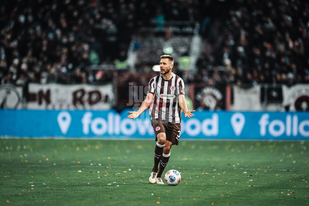 Fußball | Männer | Saison 2025/2026  | Fußball-Bundesliga | 11. Spieltag | FC St. Pauli vs. 1. FC Union Berlin | 23.11.2025 | Karol Mets (#3, FC St. Pauli) sucht vergeblich eine Anspielstation