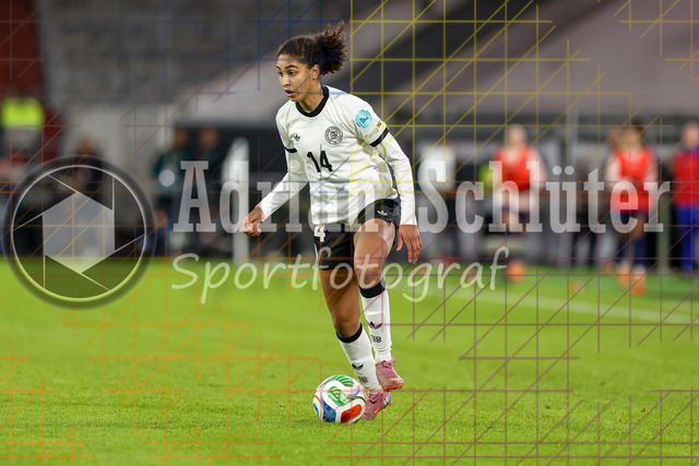 Deutschland vs Frankreich - Halbfinale - UEFA Women's Nations League | Düsseldorf, Deutschland, 24.10.25:   Cora Zicai ( Deutschland ) in Aktion am Ball, Einzelaktion waehrend des Halbfinals der UEFA Women's Nations League zwischen Deutschland vs Frankreich in der Merkur-Spiel-Arena(Foto von Brauer-Fotoagentur / Adrian Schlueter)