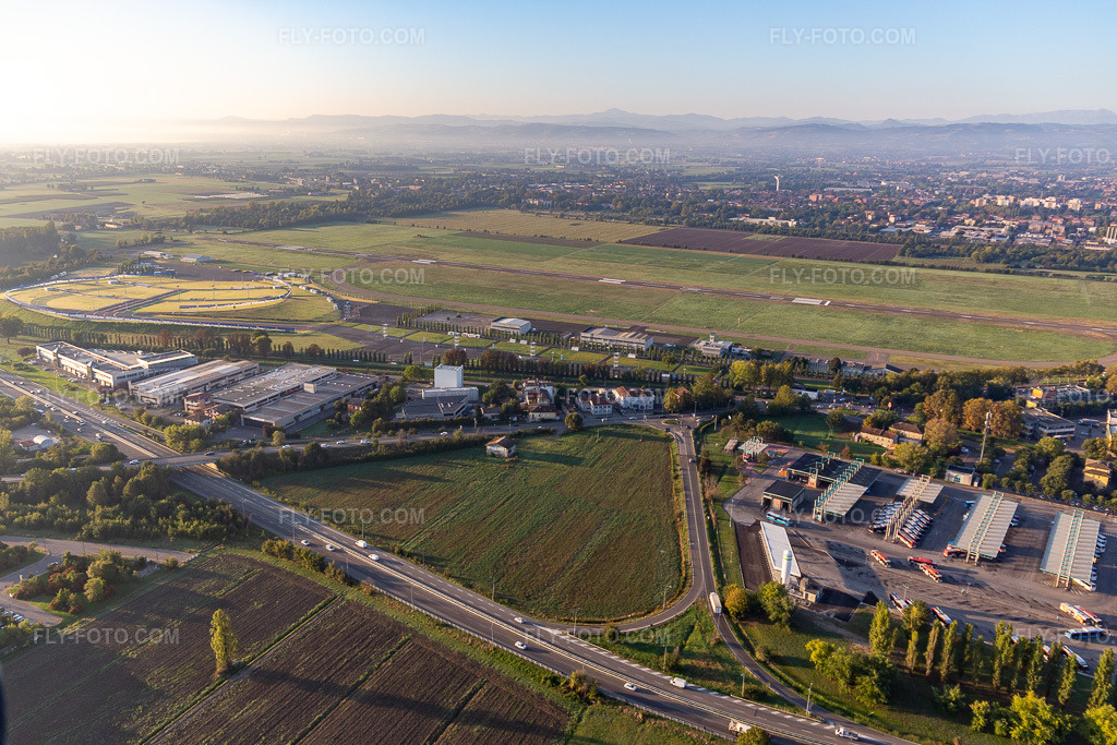 Aerial view: Reggio Emilia Aeroporto di Reggio Emilia - LIDE in Reggio nell’Emilia in the state Reggio Emilia, Italy.Photo: IMG_134829.jpg taken on 09/20/2022 by Werner Riehm/FLY-FOTO.comResolution of the original: 5293 x 3528 pxAeroporto di Reggio Emilia
