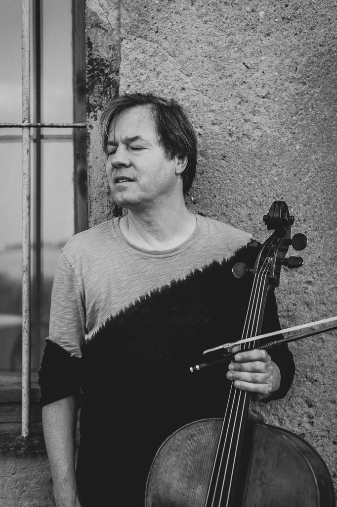 Jan Vogler | Jan Vogler spielt Bach im Forte Belvedere Leisnig zum Festival Hallo Leisnig 2022. - Realisiert mit Pictrs.com