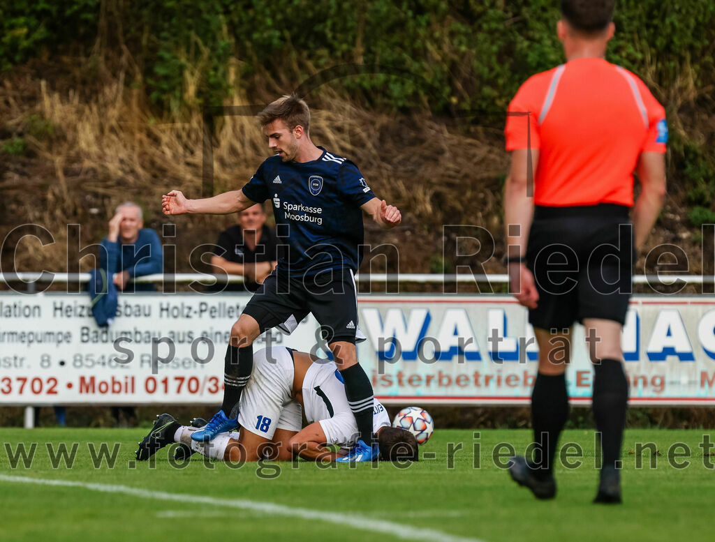 2023-07-28_048_FC_Eitting_gegen_FC_Moosburg | Eitting, Deutschland, 28.07.2023:
Fußball, Kreisliga 2023 / 2024, 1. Spieltag, FC Eitting gegen FC Moosburg, Endergebnis: 1:1

Florian Huber (FC Eitting, #18), Felix Oklmann (FC Moosburg, #19)

Foto: Christian Riedel / fotografie-riedel.net