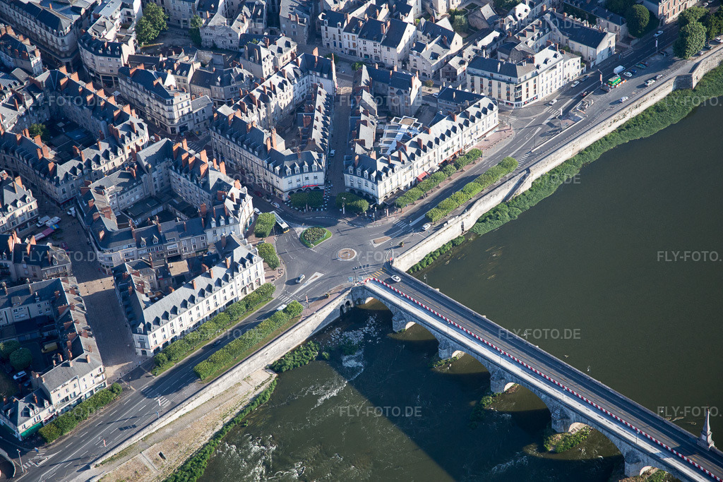 Luftbild: Ortsansicht in Blois im Bundesland Loir-et-Cher in Frankreich. Foto: IMG_082044.jpg vom 20.06.2015 durch Werner Riehm/FLY-FOTO.de