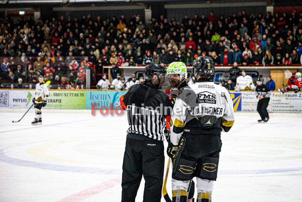 TSV Peißenberg MINERS gegen EHC Königsbrunn PINGUINE | Eishockey Bayernliga Herren Playoffs Viertelfinale 2024/25 - Spiel 4 von 7, TSV Peißenberg MINERS gegen EHC Königsbrunn PINGUINE, 20250216,Diskussion mit dem Schiedsrichter,2025-02-16 in Peißenberg (Eisstadion Peißenberg)Dejan VOGL (MINERS 23), Tim BULLNHEIMER (EHC 8)Copyright: WolfgangxLindner foto-lindner.de