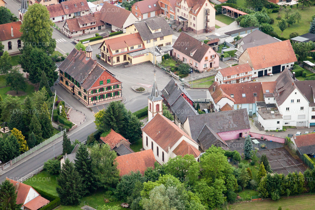Aerial view: Village view in Dalhunden in the state Bas-Rhin, France. – Photo: IMG_28823.jpg taken on 06/14/2010 by Werner Riehm/FLY-FOTO.com – Resolution of the original: 4502 x 3001 px