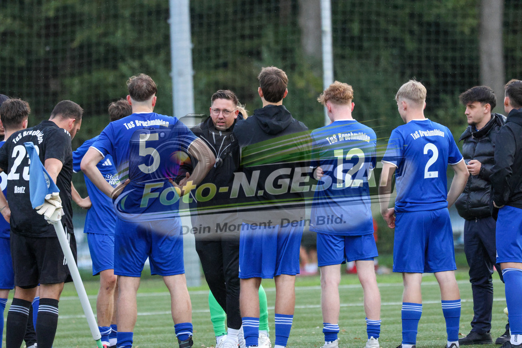 TuS Bruchmühlen - Bünder SV | Auf dem Bild zu sehen: TuS Bruchmühlen Mitte Trainer: Silas Morgenroth  TuS Bruchmühlen, Bünder SV, Saison 26/27, Kreisliga A, Bruchmühlen, Deutschland - Realisiert mit Pictrs.com