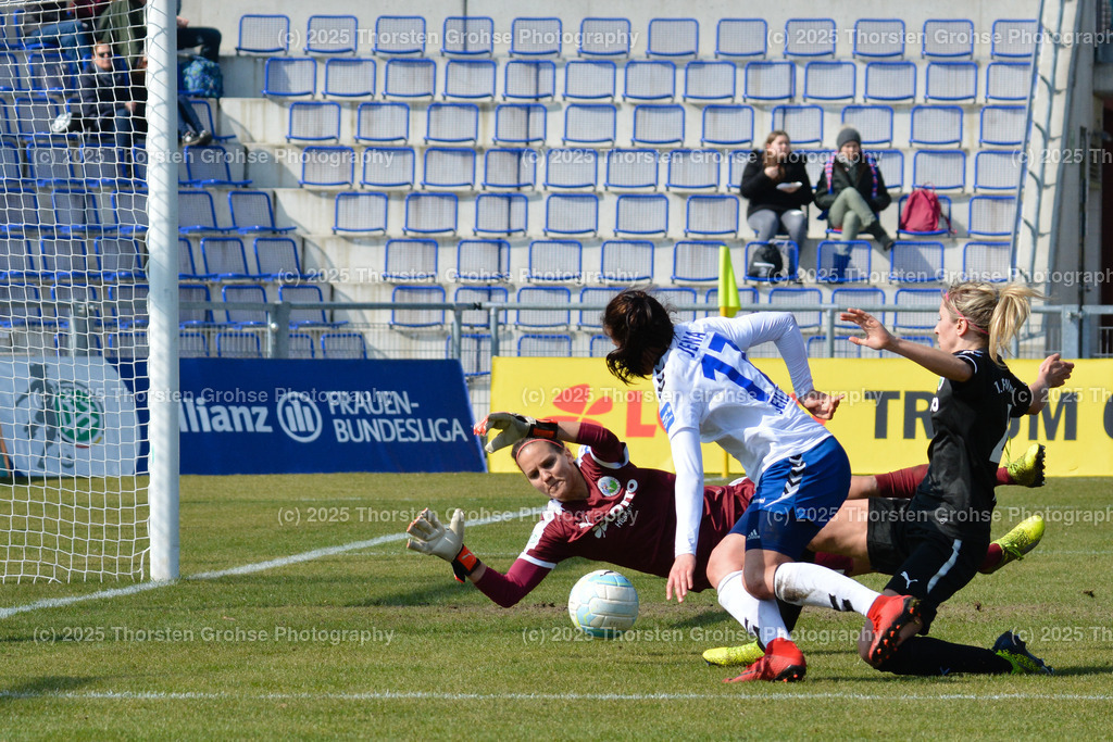 Fussball-BL Frauen 1. FFC Frankfurt vs. FF USV Jena | Kampf vorm Frankfurter Tor; Fussball-BL Frauen 1. FFC Frankfurt vs. FF USV Jena, Fussball-Bundesliga Frauen am 25.03.2018 im Stadion am Brentanobad in Frankfurt/Main, (Deutschland) - Realisiert mit Pictrs.com