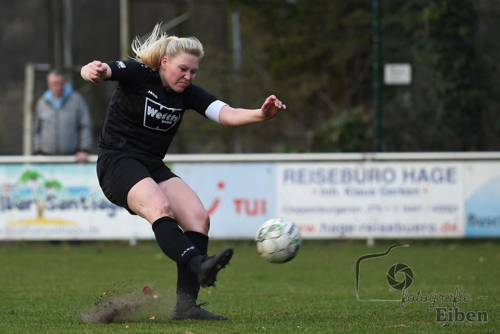 SG am Meer-SpVG Aurich U20 | Bezirksliga Frauen Nord; SG am Meer (schwarz)-SpVG Aurich U20 (rot) am 23.03.2025; in Gristede (Fehrenkampstr. 2a), Photo: Philip Eiben 2025 - Realisiert mit Pictrs.com