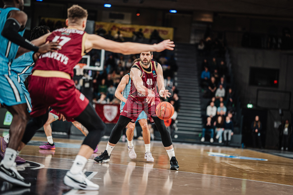 Basketball | Männer | Saison 2024/2025 | BKT EuroCup | Veolia Towers Hamburg vs. 7Bet-Lietkabelis Panevezys | 21.01.2025 | Dorde Gagic (#41, BC 7Bet-Lietkabelis Panevezys) spielt einen Pass