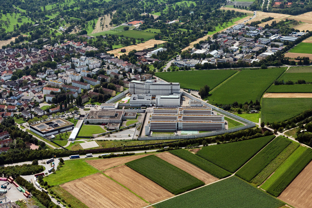 dr__0071677.jpg | STUTTGART 12.08.2021 Bauarbeiten am Gefängnis- Gelände und Sicherheitsumzäunung für neue Hafthäuser und ein neues Gerichtsgebäude der Justizvollzugsanstalt JVA in Stammheim in Stuttgart im Bundesland Baden-Württemberg. // Construction works at the prison grounds and high security fence Prison in the district Stammheim in Stuttgart in the state Baden-Wuerttemberg. Foto: Daniel Reiter