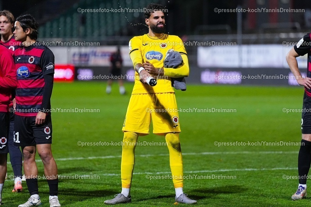 xYDR31102501130 | 31.10.2025, xydrx, Fußball, 3.Liga, FC Viktoria Köln - FC Ingolstadt 04, Saison 2025 2026, Sportpark Höhenberg: Eduardo dos Santos Haesler (FC Viktoria Köln #1) freut sich über den 3:1 Sieg  DFB regulations prohibit any use of photographs as image sequences and or quasi-video.
