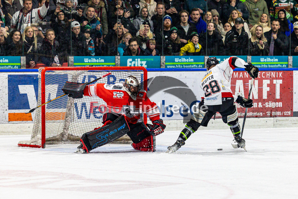 Spiel 3 Finale TSV Peißenberg Miners vs EHC Königsbrunn | Eishockey Bayernliga Playoffs 2023/2024, Spiel 3 Finale TSV Peißenberg Miners vs EHC Königsbrunn, 20240328,
Tor Mika REUTER (EHC 28),
2024-03-28 in Peißenberg (Eisstadion)
28 Mika REUTER (EHC 28)
Copyright: WolfgangxLindner foto-lindner.de