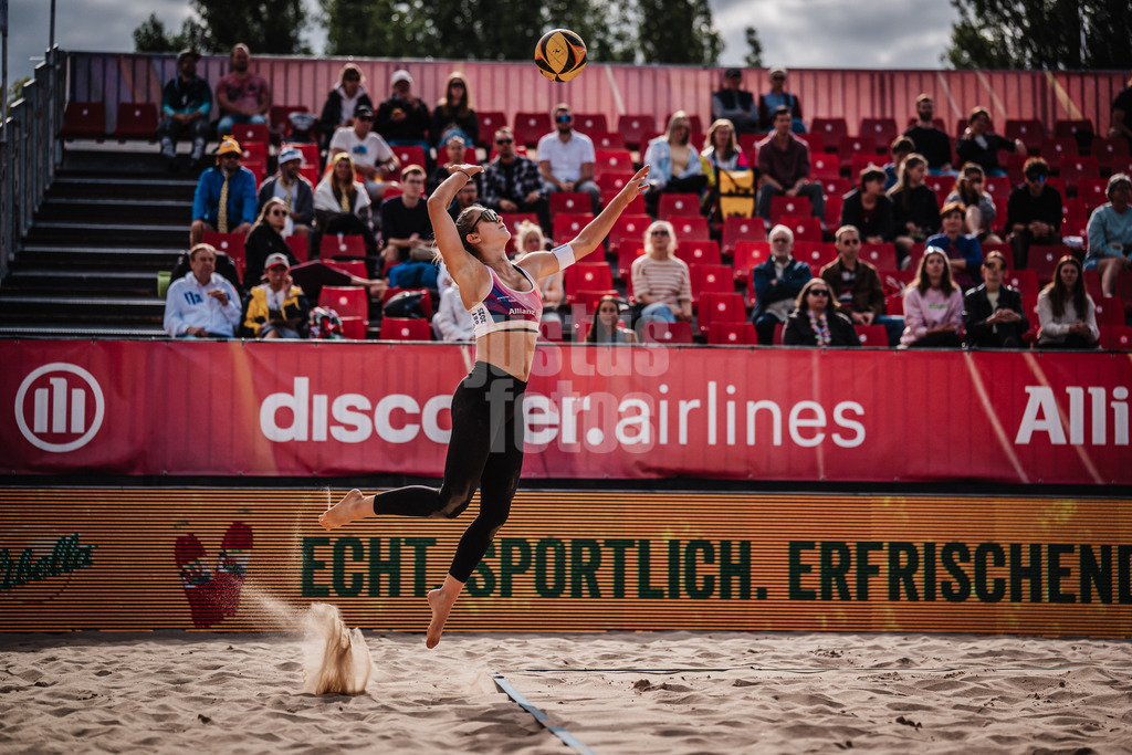 Beachvolleyball | Frauen | Allianz German Beach Tour 2025 | Tourstop Berlin | 22.08.2025 | Aufschlag von Mila Jancar