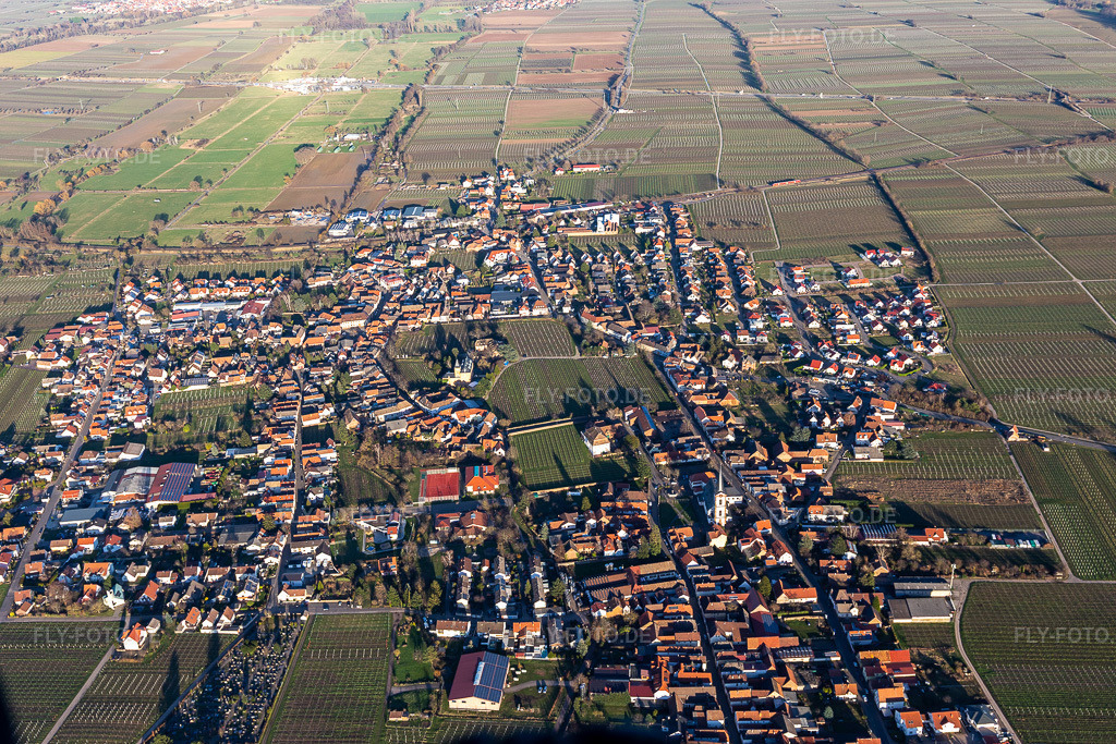 Luftbild:  in Edesheim im Bundesland Rheinland-Pfalz in Deutschland. – Foto: IMG_130659.jpg vom 23.02.2022 durch Werner Riehm/FLY-FOTO.de – Auflösung des Originals: 5472 x 3648 px – Edesheim - Gastlichkeit an der südlichen Weinstraße