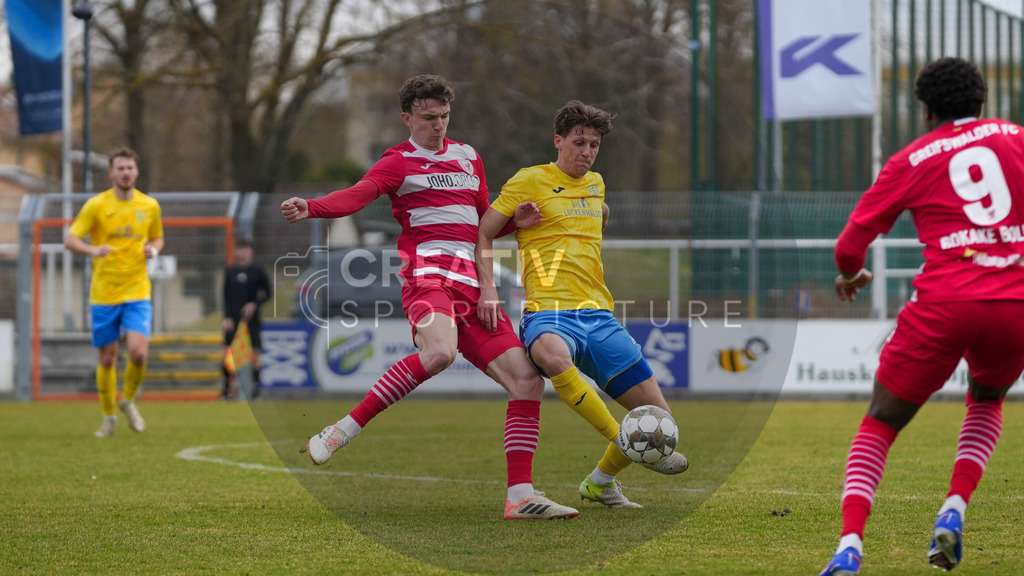 Fußball, Herren, Saison 2025/2026, Regionalliga Nordost, 26. Spieltag, FSV 63 Luckenwalde vs. Greifswalder FC, Samstag 14.03.2026, Werner-Seelenbinder-Stadion Luckenwalde, | Fußball, Herren, Saison 2025/2026, Regionalliga Nordost, 26. Spieltag, FSV 63 Luckenwalde vs. Greifswalder FC, Samstag 14.03.2026, Werner-Seelenbinder-Stadion Luckenwalde, Im Bild: David Vogt (l. Greifswald) und Phillip König (r. Luckenwalde) - Realisiert mit Pictrs.com