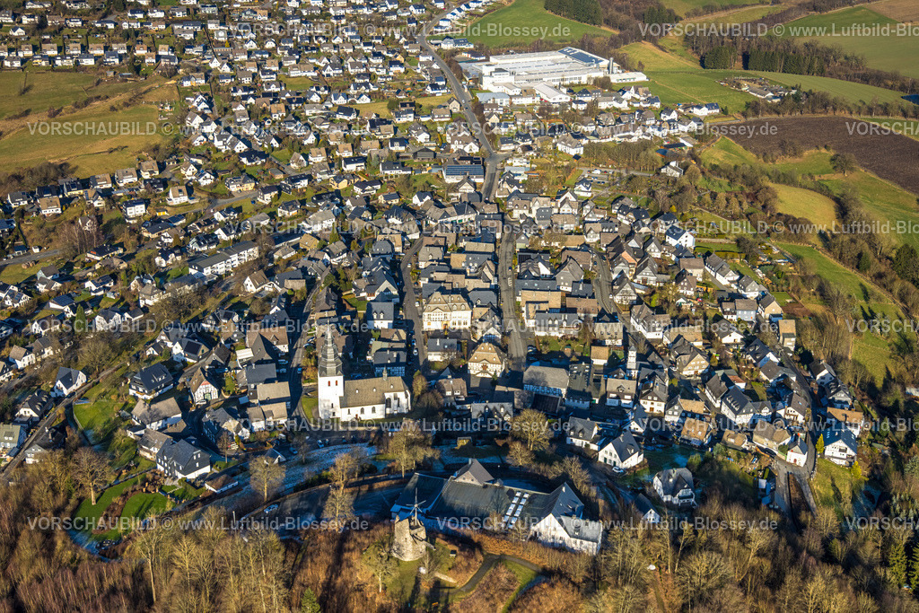 Meschede260104337 | Luftbild, Wohngebiet Ortsansicht Eversberg mit Pfarrkirche St. Johannes und Rathaus, unten Schützenhalle Eversberg Schlossberghalle und Burgruine mit Aussichtsplattform, hinten Müller GmbH Kunststoffe Firmengelände, Eversberg, Meschede, Sauerland, Nordrhein-Westfalen, Deutschland
