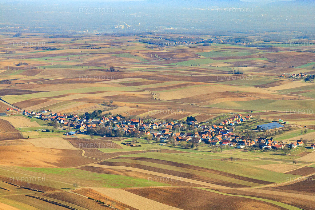 Vue aérienne: Vue de la ville depuis le nord-ouest à Siegen dans le département Bas Rhin, France – .Photo: IMG_37485.jpg prise le 07/02/2011 par Werner Riehm/FLY-FOTO.eu – Résolution de l'original: 4752 x 3168 px