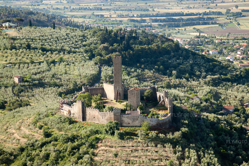 Aerial view: View of the town in Pergognano in the state Tuscany, Italy. – Photo: IMG_28621.jpg taken on 06/04/2010 by Werner Riehm/FLY-FOTO.com – Resolution of the original: 4752 x 3168 px