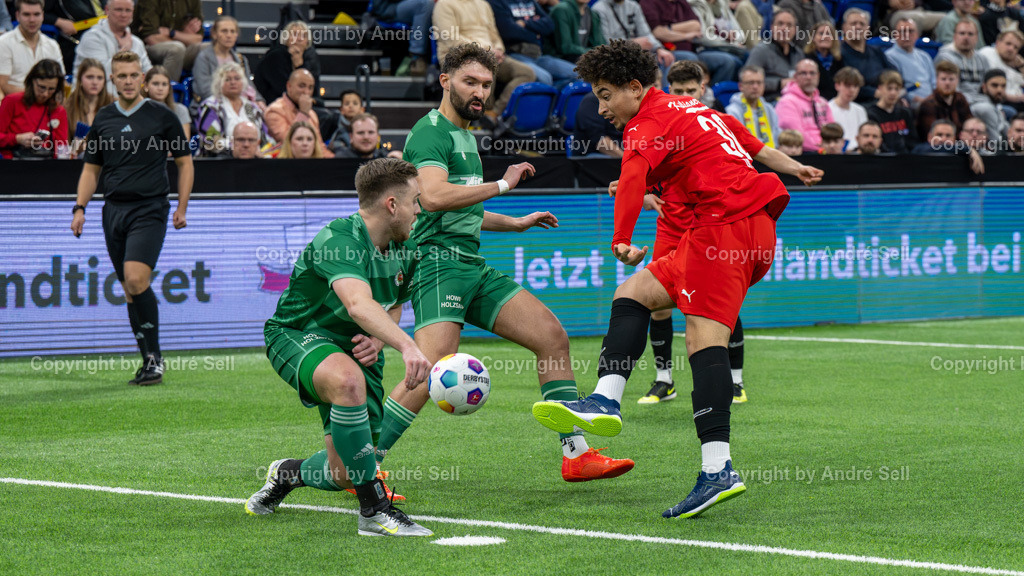 SHFV Lotto Masters 2024 | 20240113_8132, 13.01.2024, SHFV Lotto Masters 2024, Gruppe B, FC Kilia Kiel (rot) vs. PSV Neumünster (grün), Marc-Oliver Timm (PSV #5) &amp; Paul Falk (PSV #19) blocken Ben Opoku Labes (Kilia #30) - Realisiert mit Pictrs.com