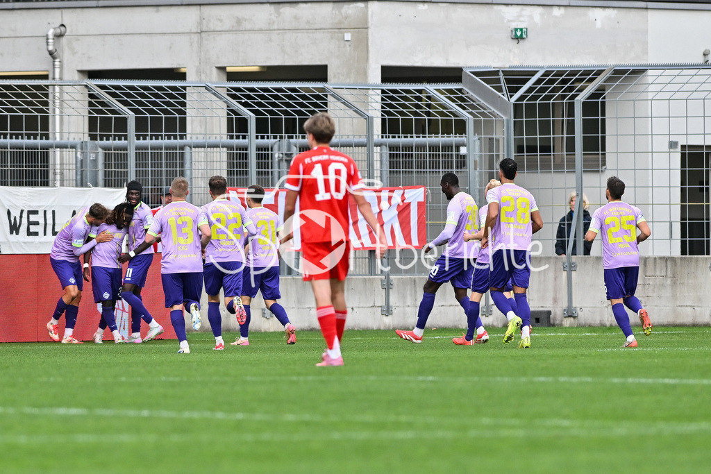 FC Bayern Amateure - FC Würzburger Kickers | Jubel der Gäste nach dem Treffer zum 0-1 durch Pedro Narciso MUTEBA (Würzburger Kickers 37) / Tor / Torschuetze / Freude / Happy / Regionalliga Bayern: FC Bayern Amateure - FC Würzburger Kickers; Grünwalder Stadion am 27.09.2025