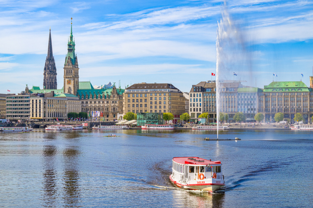 Alsterrundfahrt in Hamburg | Eine Alsterrundfahrt in Hamburg mit der Saselbek bei traumhaftem Spätsommer-Wetter. Im Hintergrund der Jungfernstieg, links das Hamburger Rathaus. — Auflösung des Originals: 8256 x 5504 px. - Realizzato con Pictrs.com