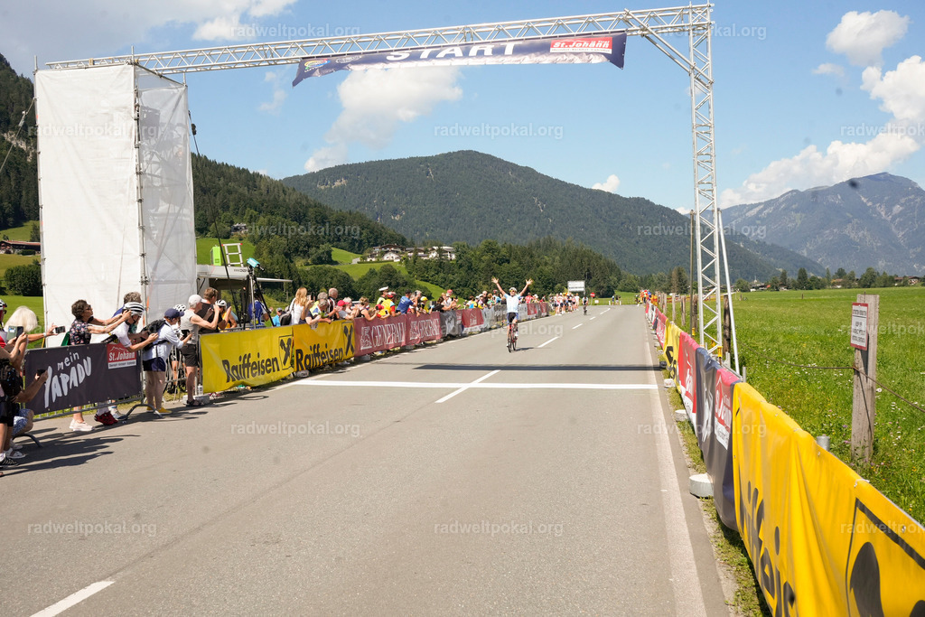 685_20230817_Bewerb_Maenner_Muehlanger | AUT - OESTERREICH, 2023-08-16: SPORT RENNRAD-FAHREN - 55. INTERNATIONALER RADWELTPOKAL IN ST. JOHANN IN TIROL  - Vintage-Radrennen mit WM-Bronze-Medaillen-Siegerin Christina Schweinberger, den Teilnehmer und Alexander Baumann (vom Orginastions-Team) - TAG 2 BEWERB MAENNER IN SECHS GRUPPEN  ; Foto: Roland Muehlanger