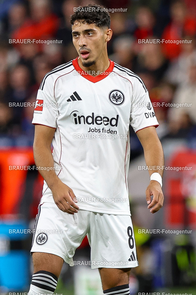 Bayer 04 Leverkusen vs Eintracht Frankfurt - Bundesliga  | Leverkusen, Deutschland, 12.09.25:   Fares Chaibi (Eintracht Frankfurt) schaut waehrend des Spiels der Bundesliga zwischen  Bayer 04 Leverkusen vs Eintracht Frankfurt in der BayArena(Foto von Brauer-Fotoagentur / Adrian Schlueter)