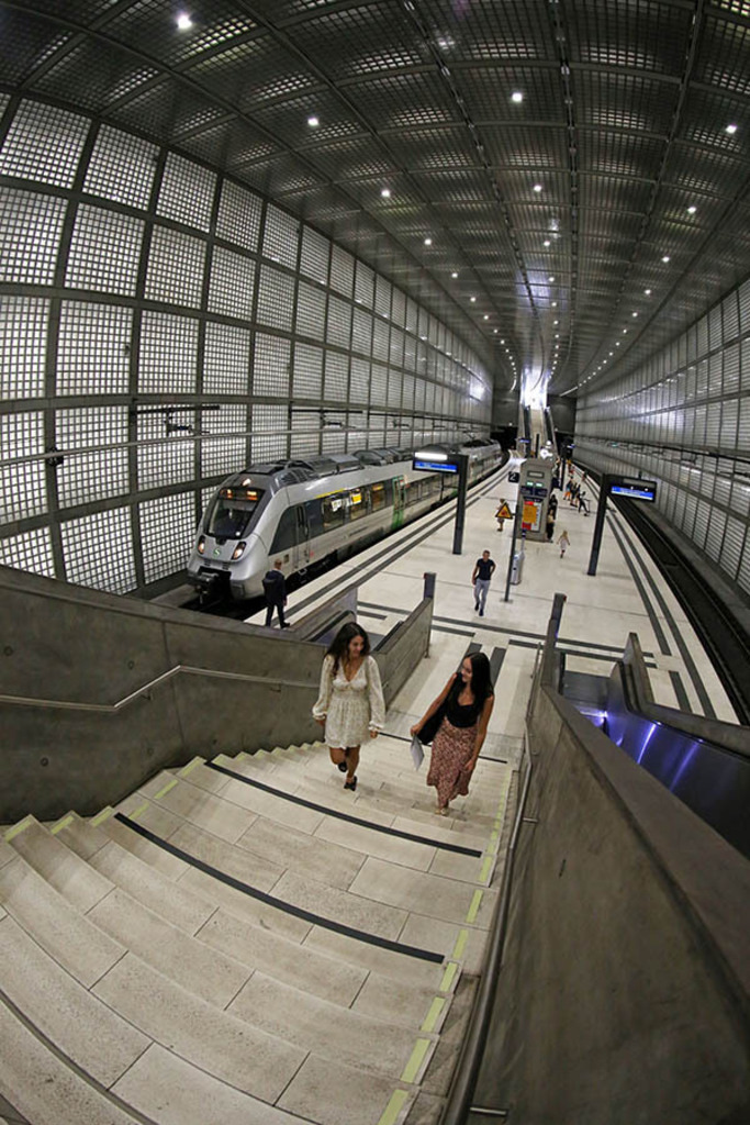 City-Tunnel Leipzig - Station Wilhelm-Leuschner-Platz | Das Team hinter BILDLEXIKON LEIPZIG bündelt historische wie aktuelle Informationen über die Stadt Leipzig in Text und Bild auf einer Plattform und stellt diese der interessierten Öffentlichkeit zur Verfügung.