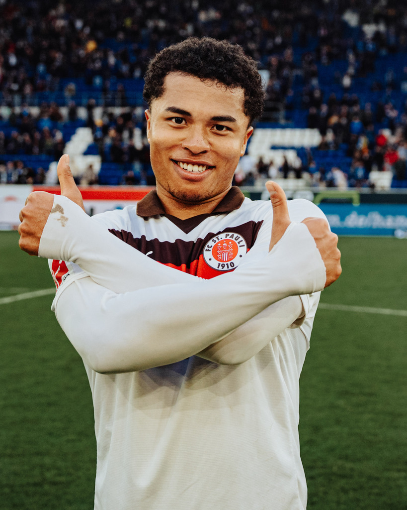 FCS00318 | Der offizielle Shop für FC St. Pauli Fotos. Wähle aus Spielszenen & Fanmomenten dein FCSP Wunschformat. Wir liefern Millerntor-Atmosphäre.