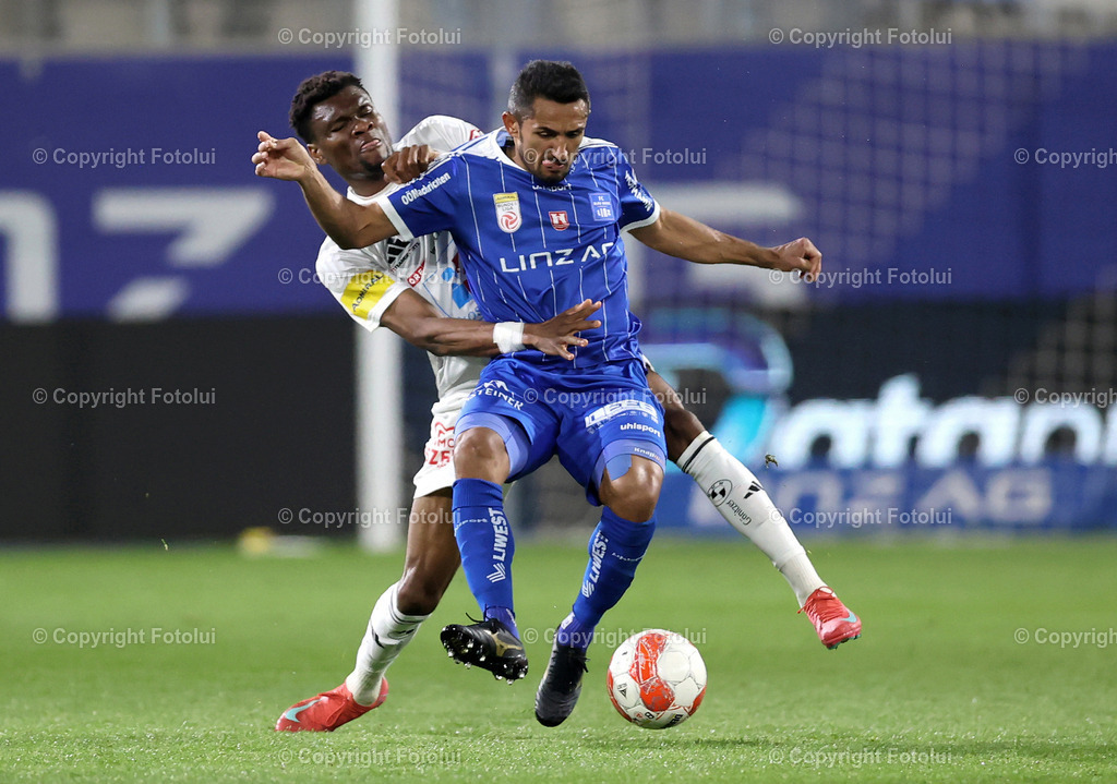 A_LUI_120425_13 | SPORT,FUSSBALL ADMIRAL BUNDESLIGA BLAU WEISSLINZ -RZ PELLETS WAC IM BILD: RONIVALDAO (BLAU WEISS) UND  CHIBUIKE NWAIWU (WAC) FOTO:  FOTOLUI/MW