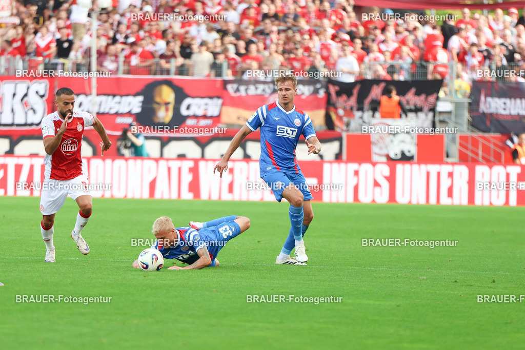 Rot-Weiss Essen - Hansa Rostock | Essen, Deutschland, 20.09.2025 Ramien Safi  (Rot-Weiss Essen) und Viktor Bergh (Hansa Rostock) im Kampf um den Ballwährend des 3.Liga Spiels zwischen  Rot-Weiss Essen und Hansa Rostock am 20.09.2025 im Stadion an der Hafenstraße in Essen. (Foto von Timo Bluhmki-Schmidt/Brauer Fotoagentur