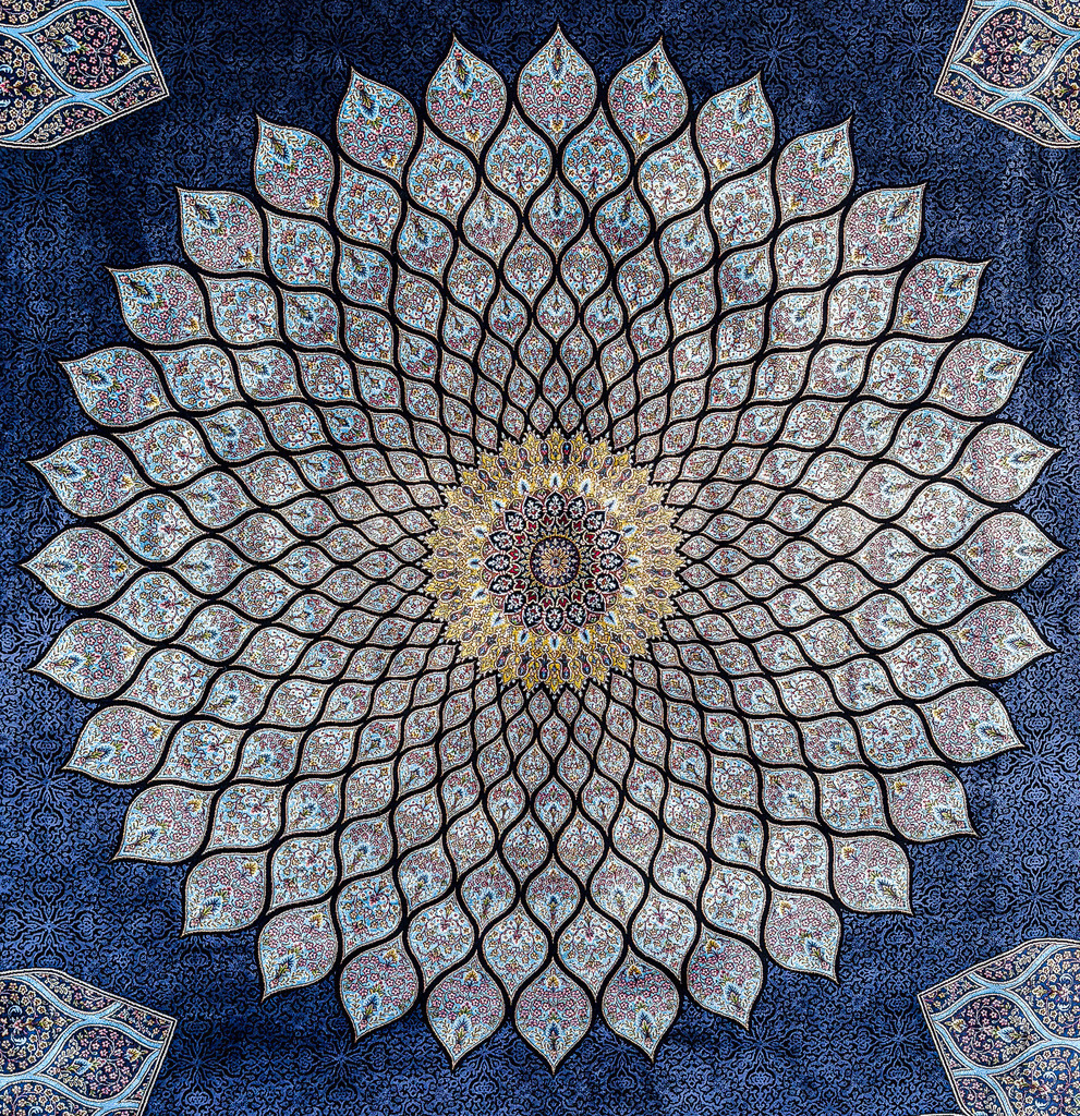 Wandbild Orient-Ornament - Blaues Mandala und haptische Symmetrie | Dieses faszinierende Fine-Art-Wandbild zeigt die detailreiche Nahaufnahme eines orientalischen Ornaments in meisterhafter Symmetrie. Das hypnotische Zusammenspiel aus tiefen Blautönen und sandigen Beige-Nuancen erinnert an kunstvolle Mandalas und historische Mosaik-Handwerkskunst. Fotograf Robert Steinke fängt die haptische Textur und die geometrische Perfektion dieses orientalischen Musters in gestochen scharfer Premium-Qualität ein. Ein eleganter, beruhigender Blickfang, der jedem Raum – ob modernes Wohnzimmer, Schlafbereich oder eine stilvolle Praxis – eine exklusive, meditative Atmosphäre verleiht. Perfekt geeignet als großformatiger Kunstdruck auf edlem Alu-Dibond, Leinwand oder unter brillantem Acrylglas für maximale Farbtiefe. - Realisiert mit Pictrs.com
