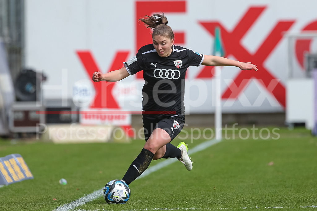 Fussball, 2. Frauen-Bundesliga, SV Meppen - FC Ingolstadt 04 | v.li.: Anja Suttner (FC Ingolstadt 04, 3) am Ball, Freisteller, Einzelbild, Ganzkörper, Aktion, Action, Spielszene, DIE DFB-RICHTLINIEN UNTERSAGEN JEGLICHE NUTZUNG VON FOTOS ALS SEQUENZBILDER UND/ODER VIDEOÄHNLICHE FOTOSTRECKEN. DFB REGULATIONS PROHIBIT ANY USE OF PHOTOGRAPHS AS IMAGE SEQUENCES AND/OR QUASI-VIDEO.