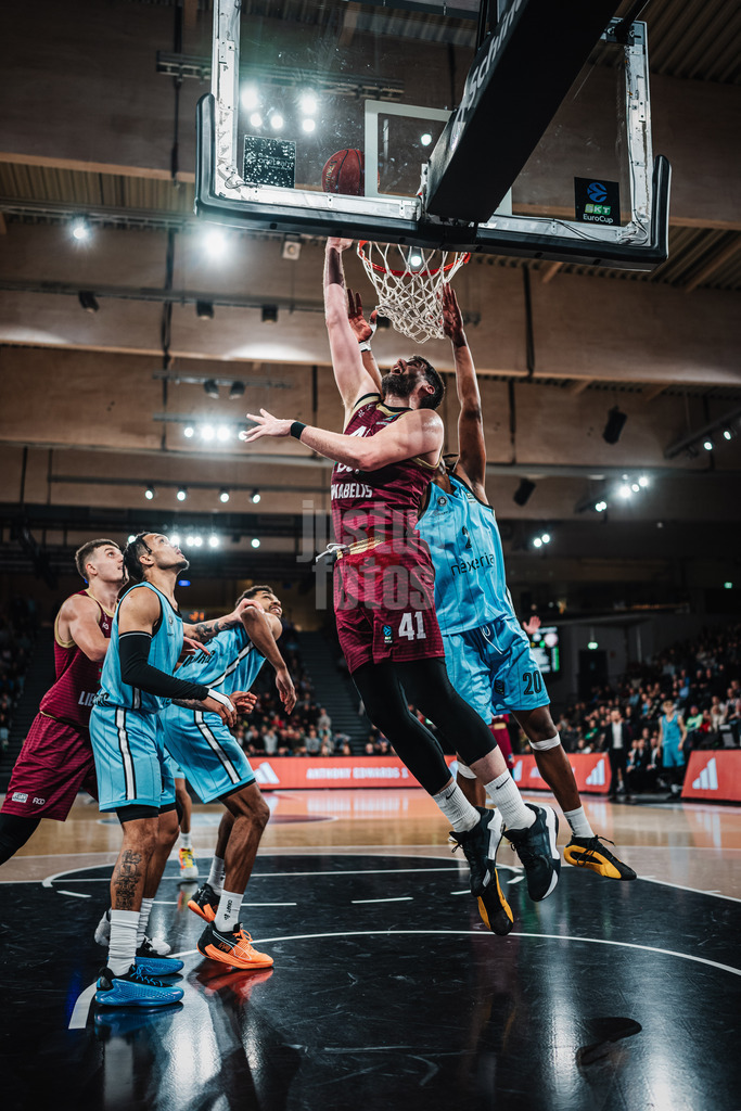 Basketball | Männer | Saison 2024/2025 | BKT EuroCup | Veolia Towers Hamburg vs. 7Bet-Lietkabelis Panevezys | 21.01.2025 | Dorde Gagic (#41, BC 7Bet-Lietkabelis Panevezys) beim Korbleger