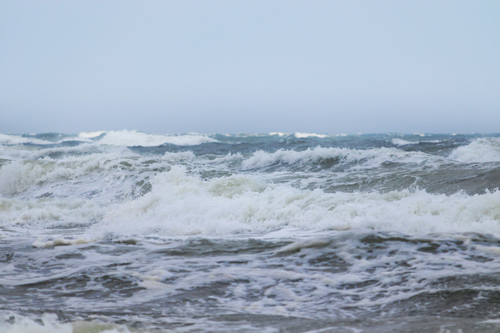 Akustikbild: Stürmische Ostsee | Dieses Akustikbild im Querformat zeigt einen stürmischen Tag an der Ostsee. Auf dem Meer sind zahlreiche Wellen mit Schaumkronen zu sehen.  - Realisiert mit Pictrs.com
