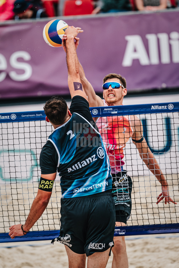 Beachvolleyball | Frauen | German Beach Tour 2024 | Tourstop Düsseldorf | 17.05.2024 | Am Netz Greift Milan Sievers (rechts) nach dem Arm von Nico Wegner (links)