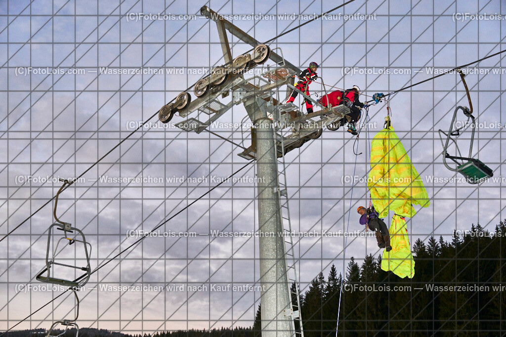 ALP4861_Nacht der Ballone_Bergrettungsschauuebung | NACHT DER BALLONE in Lackenhof am Ötscher, Sa 28. Dezember 2024.Mit einer Schauübung der Bergrettung Lackenhof, dem Ballonclub Ötscherland und den Gaminger Ötscherteufeln unter Zusammenarbeit mit der FF Lackenhof, dem Musikverein, dem Pensionistenverband, dem CampingClub, der Schirmbar und Konditorei Czihak, der Fuchswaldhütte und der Pizzeria Venezia, die für die Verköstigung sorgten, sowie der Ötscherliftgesellschaft, der Gemeinde Gaming und dem Ötscher-Tourismusverband.