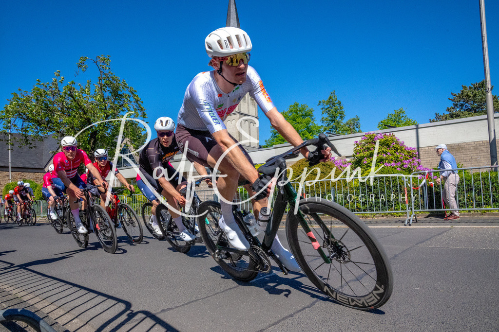 Spurt in den Mai 2026 - Großer Preis der Sparkasse Neuss | Annual one-day road cycling race "Großer Preis der Sparkasse Neuss" held in Büttgen, Germany, organized by VfR Büttgen 1912 e.V. The event features multiple races across all age categories from U11 youth to Elite men. - Realisiert mit Pictrs.com