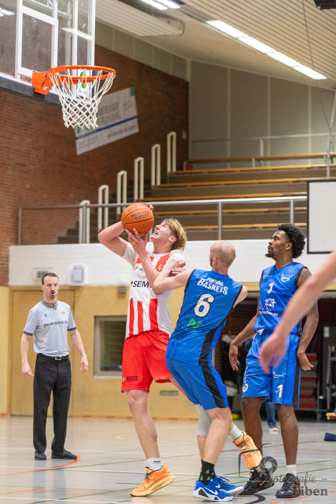 TSG Westerstede-Fortuna Logabirum | Basketball 2. Regionalliga; TSG Westerstede 2 (weiß)- Fortuna Logabirum (blau) am 12.12.2025 in Westerstede (Hössensportzentrum), Photo: Philip Eiben 2025 - Realisiert mit Pictrs.com