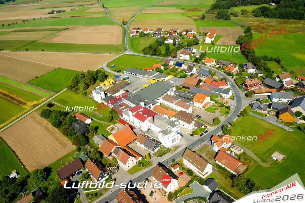 Die Luftaufnahme Neundorf - Mitwitz wurde vom UL-Flugzeug (keine Drohne) aus fotografiert.Hohe Druck- Auflösung-die Geschenkidee!