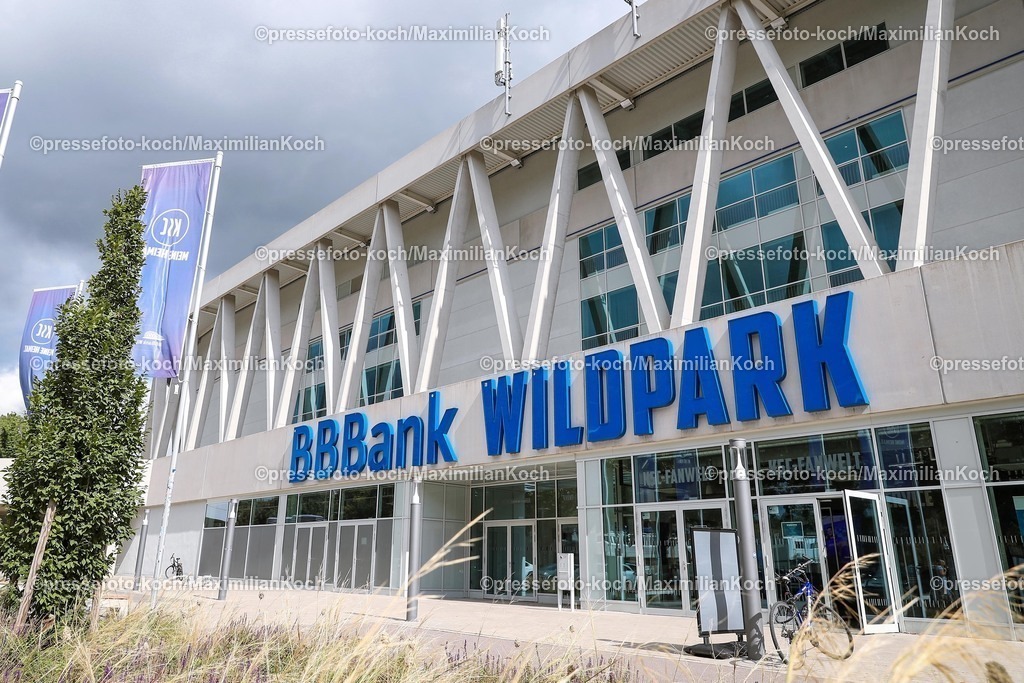 KSC02092502324 | 02.09.2025, Fußball, Training Karlsruher SC, 2. Fußball Bundesliga, Trainingsplatz am BBBank Wildpark Stadion Karlsruhe, Saison 2025 2026: Aussenansicht Übersichtsbild EIngangsbereich Schriftzug Stadion Feature Eingang 