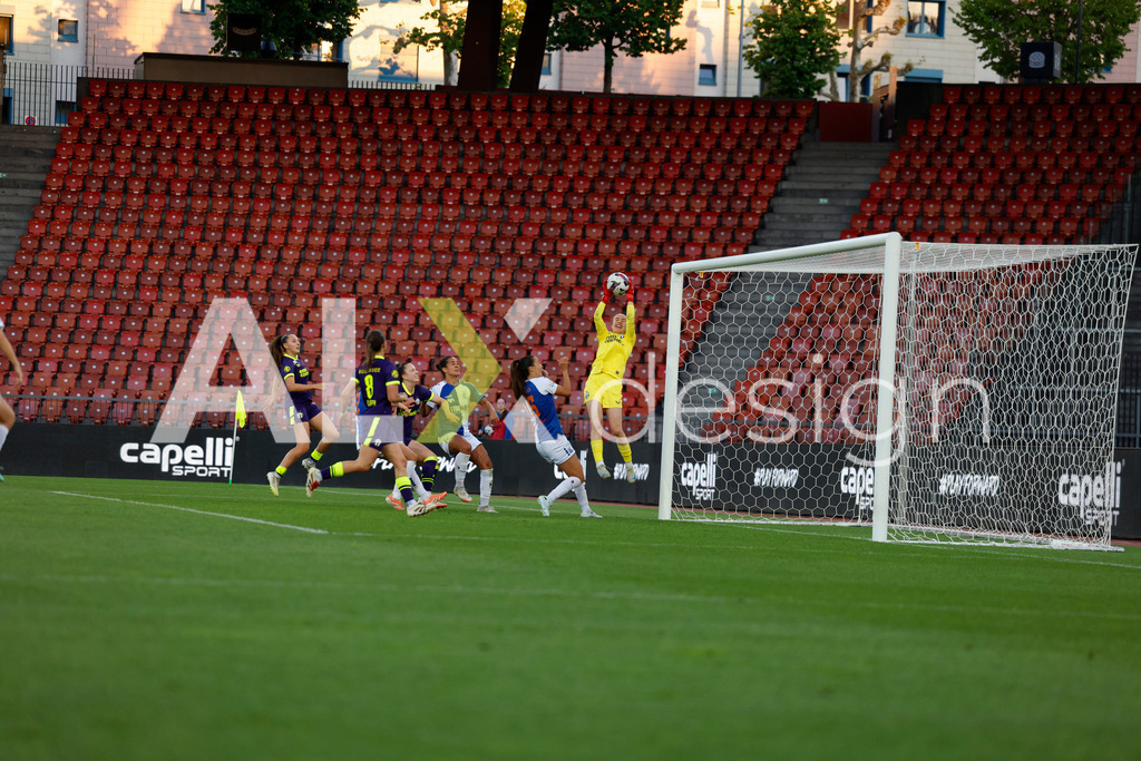 GC Zürich vs FC Zürich - AXA Women’s Super League Playoffs - Stadion Letzigrund | RIANA GMÜR of FC Zürich save during the AXA Women’s Super League Playoffs quarter-final second leg between GC Zürich and FC Zürich at Stadion Letzigrund, Zurich, Switzerland. - Realisiert mit Pictrs.com