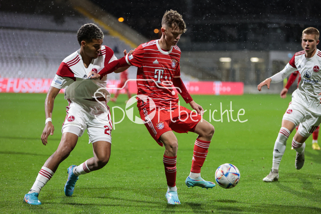 FC Bayern Amateure - 1. FC Nuernberg II | jermain Nischalke (FCN #26) im Duell mit Paul Wanner (FCB #31)