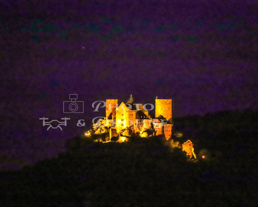 Schönburg-7751 | Blick vom Neubaugebiet auf Fasel auf die Schönburg bei Nacht. - Realisiert mit Pictrs.com